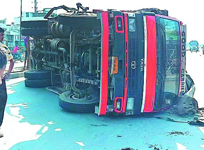 Likewise, truck loaded with cattle overturned | लाखनीत जनावरांनी भरलेला ट्रक उलटला