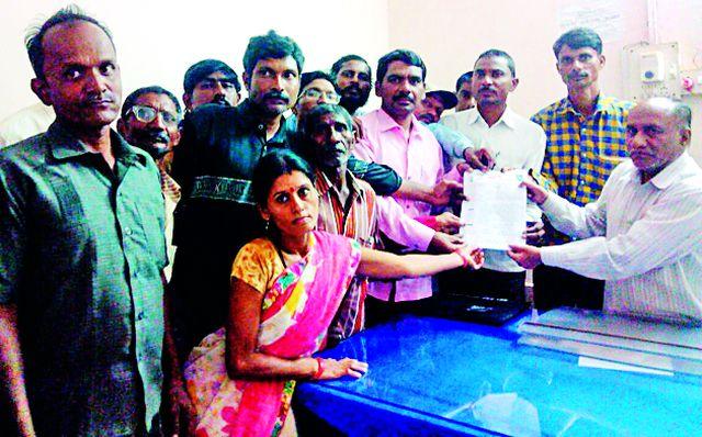 Devyangani's turmoil in the government office | शासकीय कार्यालयात दिव्यांगाची कुचंबणा Devyangani's turmoil in the government office | शासकीय कार्यालयात दिव्यांगाची कुचंबणा