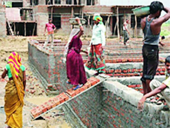 Half of the workers are deprived of registration | अर्धेअधिक कामगार नोंदणीपासून वंचित Half of the workers are deprived of registration | अर्धेअधिक कामगार नोंदणीपासून वंचित