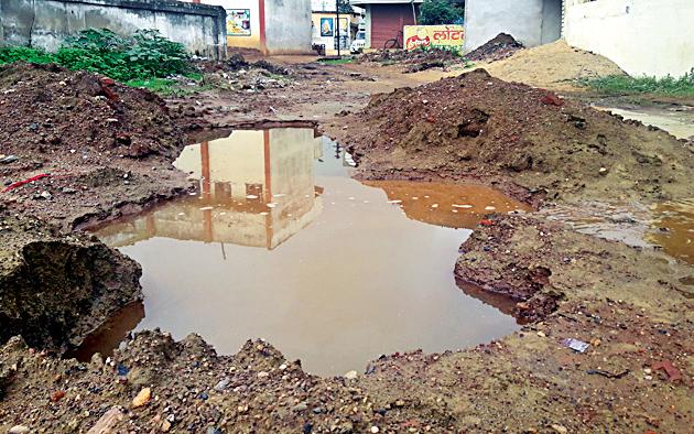 Loss of thousands of liters of water due to the water link | जलवाहिनी लिकेजमुळे हजारो लीटर पाण्याची नासाडी