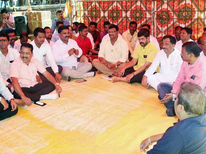 To hold against the government leading to the development of Karnavali BJP; Unique movement of singing hymns | कणकवली भाजपाचे सरकार विरोधात अनोखे भजन आंदोलन To hold against the government leading to the development of Karnavali BJP; Unique movement of singing hymns | कणकवली भाजपाचे सरकार विरोधात अनोखे भजन आंदोलन