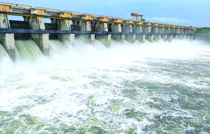 50 MLD of water released from Khadakpurna in 32 hours | ३२ तासात खडकपूर्णातून सोडले ५० दलघमी पाणी 50 MLD of water released from Khadakpurna in 32 hours | ३२ तासात खडकपूर्णातून सोडले ५० दलघमी पाणी