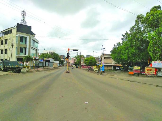 Strict enforcement of curfew on the first day | पहिल्या दिवशी संचारबंदीची काटेकोर अंमलबजावणी Strict enforcement of curfew on the first day | पहिल्या दिवशी संचारबंदीची काटेकोर अंमलबजावणी
