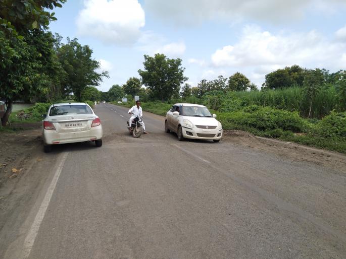 Vehicle owners suffer due to potholes on Satana-Malegaon road | सटाणा-मालेगाव रस्त्यावरील खड्ड्यांनी वाहनधारक त्रस्त Vehicle owners suffer due to potholes on Satana-Malegaon road | सटाणा-मालेगाव रस्त्यावरील खड्ड्यांनी वाहनधारक त्रस्त