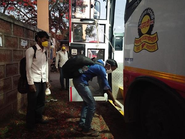 CoronaVirus Lockdown: Lalpari ran away with the workers | CoronaVirus Lockdown : लॉकडाऊनमुळे अडकून पडलेल्या मजुरांना घेऊन धावली लालपरी