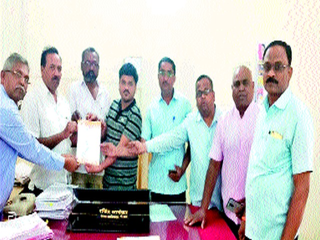 Submission to Upper Collector for Driver-Driver Beating | चालक-वाहक मारहाणप्रकरणी अपर जिल्हाधिकाऱ्यांना निवेदन Submission to Upper Collector for Driver-Driver Beating | चालक-वाहक मारहाणप्रकरणी अपर जिल्हाधिकाऱ्यांना निवेदन