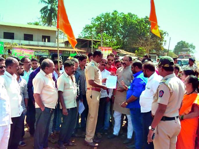Stop the path of Shiv Sena from Pilibhit, request police | पिंपळीत शिवसेनेचे रास्ता रोको, पोलिसांना निवेदन Stop the path of Shiv Sena from Pilibhit, request police | पिंपळीत शिवसेनेचे रास्ता रोको, पोलिसांना निवेदन