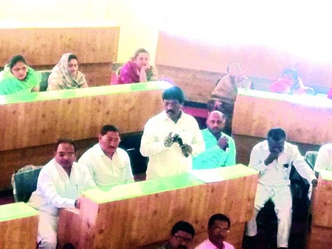 Complaint to the complainants in the Chalisgaon municipality meeting | चाळीसगाव पालिका सभेत नगरसेवकांनीच वाचला तक्रारींचा पाढा Complaint to the complainants in the Chalisgaon municipality meeting | चाळीसगाव पालिका सभेत नगरसेवकांनीच वाचला तक्रारींचा पाढा