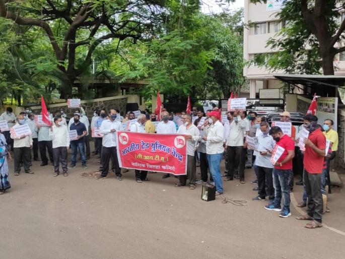 nashik,situ,protests,at,the,office,of,the,deputy,commissioner,of,labor. | कामगार उपआयुक्त कार्यालयावर सीटूतर्फे निदर्शने