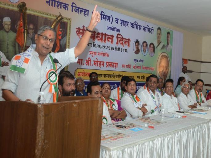 Modi's foreign leaders shy, countrymen annoy; Mohan Prakash's criticism of Congress meeting in Nashik | मोदींची विदेशी नेत्यांना झप्पी, देशवासियांना त्रासदायक; नाशिकमध्ये कॉँग्रेस मेळाव्यात मोहन प्रकाश यांची टीका Modi's foreign leaders shy, countrymen annoy; Mohan Prakash's criticism of Congress meeting in Nashik | मोदींची विदेशी नेत्यांना झप्पी, देशवासियांना त्रासदायक; नाशिकमध्ये कॉँग्रेस मेळाव्यात मोहन प्रकाश यांची टीका