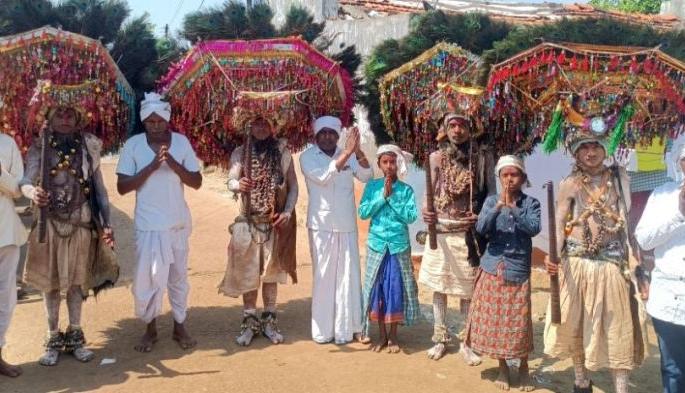 Tribal brothers celebrated Diwali in a traditional way; The whole village was decorated | पारंपरिक पद्धतीने साजरी केली आदिवासी बांधवांनी दिवाळी; अख्खे गाव सजले