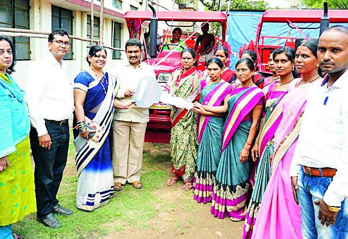 Moving towards self-reliance of women's savings groups | महिला बचतगटांची स्वावलंबनाकडे वाटचाल