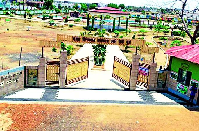 Ballarpur bus station attracts statewide attractions | बल्लारपूरचे बसस्थानक ठरले राज्यभराचे आकर्षण Ballarpur bus station attracts statewide attractions | बल्लारपूरचे बसस्थानक ठरले राज्यभराचे आकर्षण