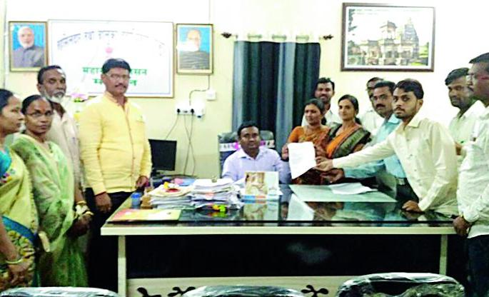 Citizens' struggle to start 'those' schools | ‘त्या’ शाळा सुरु करण्यासाठी नागरिकांची धडपड Citizens' struggle to start 'those' schools | ‘त्या’ शाळा सुरु करण्यासाठी नागरिकांची धडपड