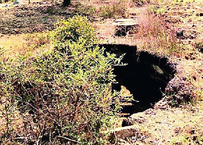 Due to construction, the danger of the existence of the ancient well is in danger | बांधकामामुळे पुरातन विहिरीचे अस्तित्व धोक्यात