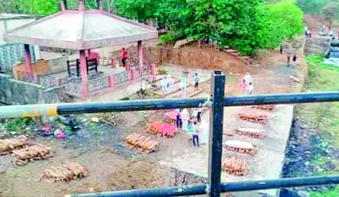 Now there is no space in the cemetery; Waiting for the funeral | आता स्मशानभूमीतही जागा मिळेना; अंत्यविधीसाठी प्रतीक्षा Now there is no space in the cemetery; Waiting for the funeral | आता स्मशानभूमीतही जागा मिळेना; अंत्यविधीसाठी प्रतीक्षा