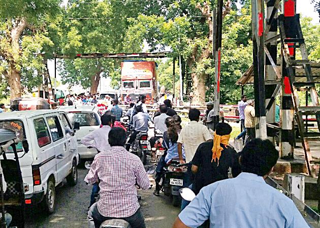 Raju's traingate pothole | राजुºयाचे रेल्वेगेट खड्ड्यात Raju's traingate pothole | राजुºयाचे रेल्वेगेट खड्ड्यात