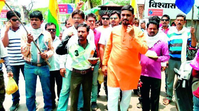 Distribution of petrol and diesel sweets | पेट्रोल, डिझेलच्या दरवाढीचा मिठाई वाटून निषेध Distribution of petrol and diesel sweets | पेट्रोल, डिझेलच्या दरवाढीचा मिठाई वाटून निषेध