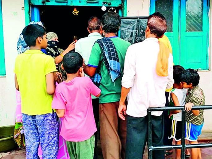 There is not even a Shivbhojan plate for 10 to 15 people every day | दररोज 10 ते 15 जणांच्या नशिबी शिवभोजन थाळीही नाही There is not even a Shivbhojan plate for 10 to 15 people every day | दररोज 10 ते 15 जणांच्या नशिबी शिवभोजन थाळीही नाही