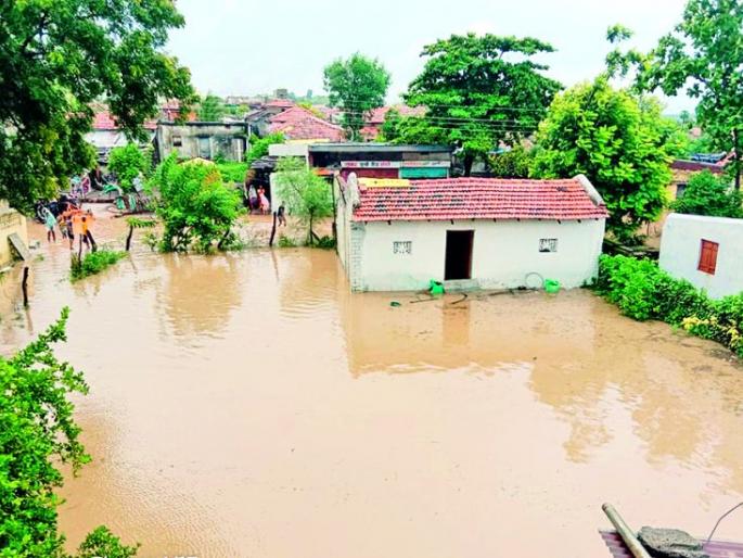 The flood-prone villages along the river are flooded, but the wounds remain! | नदी काठावरील जोखमीच्या गावांचा पूर ओसरतो, मात्र जखमा कायम ! The flood-prone villages along the river are flooded, but the wounds remain! | नदी काठावरील जोखमीच्या गावांचा पूर ओसरतो, मात्र जखमा कायम !