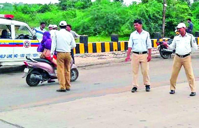 Improve traffic to the city before helmet is compelled | हेल्मेट सक्तीपूर्वी शहरातील वाहतूक सुधारा Improve traffic to the city before helmet is compelled | हेल्मेट सक्तीपूर्वी शहरातील वाहतूक सुधारा