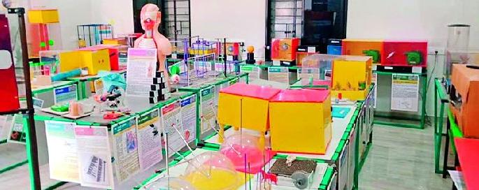 Preparing to seat a single student on a bench | एका बेंचवर एकच विद्यार्थी बसविण्याची तयारी Preparing to seat a single student on a bench | एका बेंचवर एकच विद्यार्थी बसविण्याची तयारी