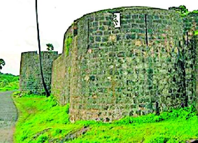 Ballarpur has dolphins, young people attracted | बल्लारपुरात आहेत नानाविध सेल्फीस्थळे, युवावर्ग आकर्षित  Ballarpur has dolphins, young people attracted | बल्लारपुरात आहेत नानाविध सेल्फीस्थळे, युवावर्ग आकर्षित