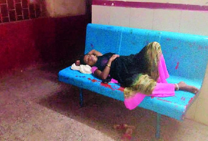 In the health center, pregnant woman was suffering from pain | आरोग्य केंद्रातच गर्भवती महिला वेदनेने होती विव्हळत