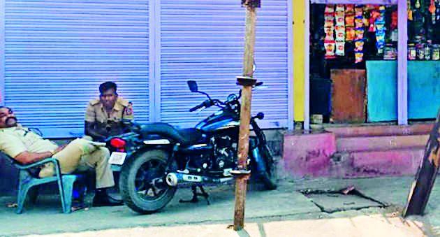 Alcohol abuse, 12 accused filed | दारूविक्रेत्यांचा हल्ला, १२ जणांवर गुन्हा दाखल Alcohol abuse, 12 accused filed | दारूविक्रेत्यांचा हल्ला, १२ जणांवर गुन्हा दाखल