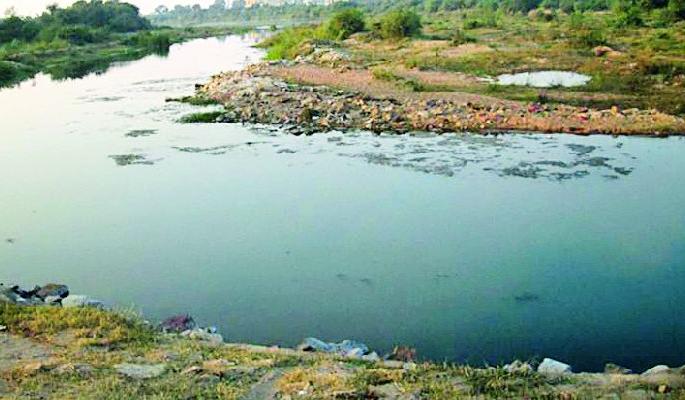 Desert waste again in rivers | नद्यांमध्ये पुन्हा उदासीनतेचा कचरा Desert waste again in rivers | नद्यांमध्ये पुन्हा उदासीनतेचा कचरा