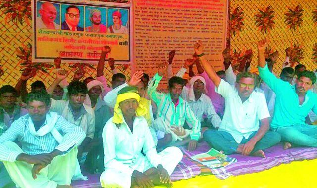 Tribal fasting in the Rajbari region of Kosambi | कोसंबीच्या आदिवासींचे राजुऱ्यात बेमुदत उपोषण Tribal fasting in the Rajbari region of Kosambi | कोसंबीच्या आदिवासींचे राजुऱ्यात बेमुदत उपोषण