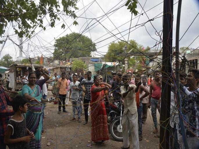 Electricity stolen points only by the angry residents of Jalgaon | जळगावात संतप्त नागरिकांनीच काढले वीज चोरीचे आकोडे Electricity stolen points only by the angry residents of Jalgaon | जळगावात संतप्त नागरिकांनीच काढले वीज चोरीचे आकोडे
