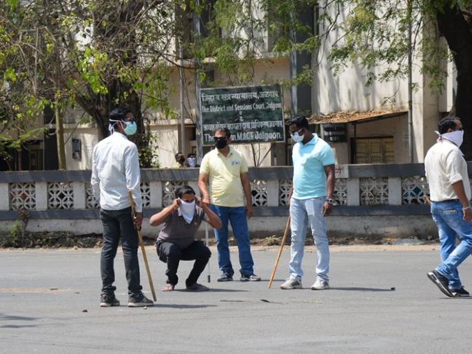Stand out on the streets for those who turn around and face punishment | बाहेर फिरणाऱ्यांना भर रस्त्यावर उठबशा आणि दंडुक्याची शिक्षा Stand out on the streets for those who turn around and face punishment | बाहेर फिरणाऱ्यांना भर रस्त्यावर उठबशा आणि दंडुक्याची शिक्षा