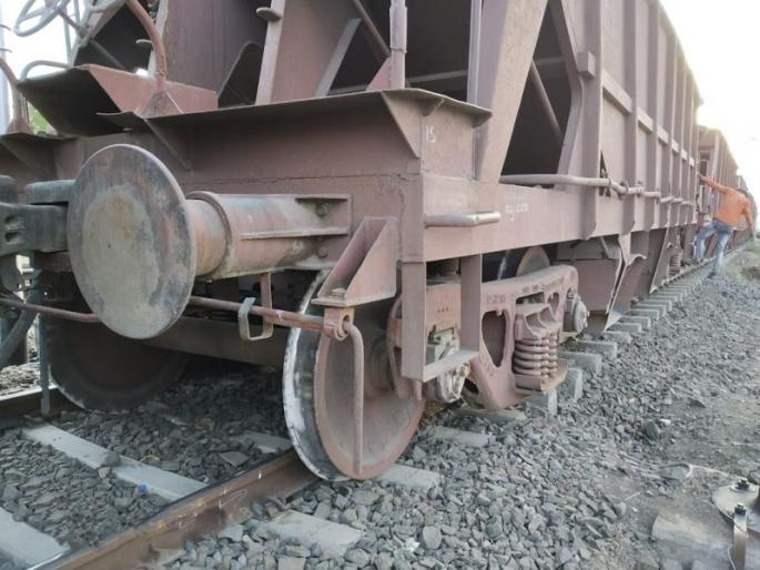 Changing the rules, two cartons of cargo fell around the basket | रुळ बदलविताना मालगाडीचे दोन डबे भादलीजवळ घसरले Changing the rules, two cartons of cargo fell around the basket | रुळ बदलविताना मालगाडीचे दोन डबे भादलीजवळ घसरले