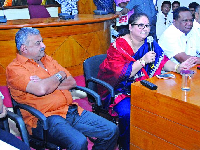 When will the road work be started? : Author of Jayashree Patil's official question | रस्त्यांची कामे कधी सुरू करणार? : जयश्री पाटील यांचा अधिकाऱ्याना सवाल When will the road work be started? : Author of Jayashree Patil's official question | रस्त्यांची कामे कधी सुरू करणार? : जयश्री पाटील यांचा अधिकाऱ्याना सवाल