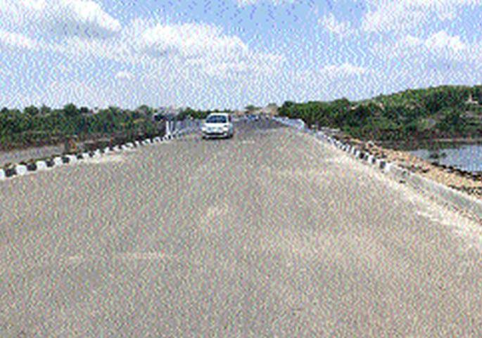 The new bridge over the Waghur River is finally open for traffic | वाघुर नदीवरील नवा पूल वाहतुकीसाठी अखेर खुला The new bridge over the Waghur River is finally open for traffic | वाघुर नदीवरील नवा पूल वाहतुकीसाठी अखेर खुला