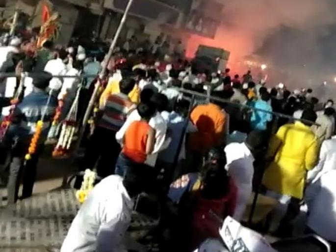 At the time of the pilgrimage of Kuruli, the youths in the fireworks fire broke out | कुरुळीत यात्रेनिमित्त फटाक्यांच्या आतषबाजीत युवक पेटला At the time of the pilgrimage of Kuruli, the youths in the fireworks fire broke out | कुरुळीत यात्रेनिमित्त फटाक्यांच्या आतषबाजीत युवक पेटला