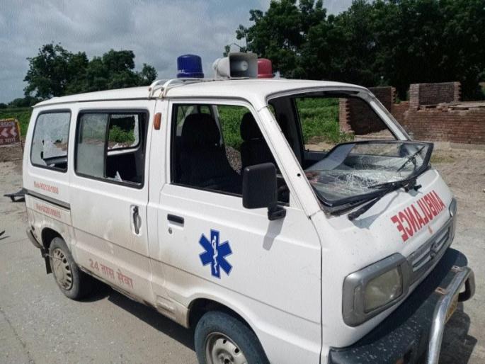 Patient dies after ambulance crashes into road | रुग्णवाहिका रस्त्यात बंद पडून रुग्णाचा मृत्यू Patient dies after ambulance crashes into road | रुग्णवाहिका रस्त्यात बंद पडून रुग्णाचा मृत्यू