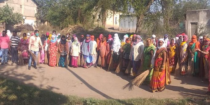 Village cleaning campaign for donors | दात्याणेला गाव स्वच्छता माेहीम Village cleaning campaign for donors | दात्याणेला गाव स्वच्छता माेहीम