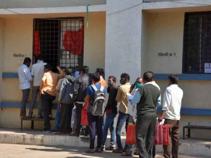 Crowd no mask, no distinction for caste certificate | जात प्रमाणपत्रासाठी गर्दी ना मास्क, ना डिस्टन्सिंग Crowd no mask, no distinction for caste certificate | जात प्रमाणपत्रासाठी गर्दी ना मास्क, ना डिस्टन्सिंग