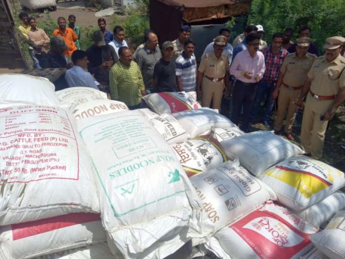 LCB team caught hold of cannabis in Dhule | एलसीबीच्या पथकाने धुळ्यात भांग पकडला LCB team caught hold of cannabis in Dhule | एलसीबीच्या पथकाने धुळ्यात भांग पकडला