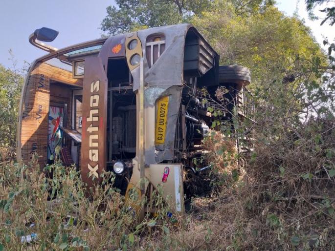 Accident due to the luxury bus reversed near Dahiwal | दहिवेलजवळ लक्झरी बस उलटल्याने अपघात Accident due to the luxury bus reversed near Dahiwal | दहिवेलजवळ लक्झरी बस उलटल्याने अपघात