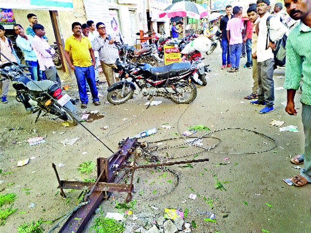 The electric pole collapses at the Deola bus station | देवळा बसस्थानकात विजेचा खांब कोसळल्याने धावपळ The electric pole collapses at the Deola bus station | देवळा बसस्थानकात विजेचा खांब कोसळल्याने धावपळ