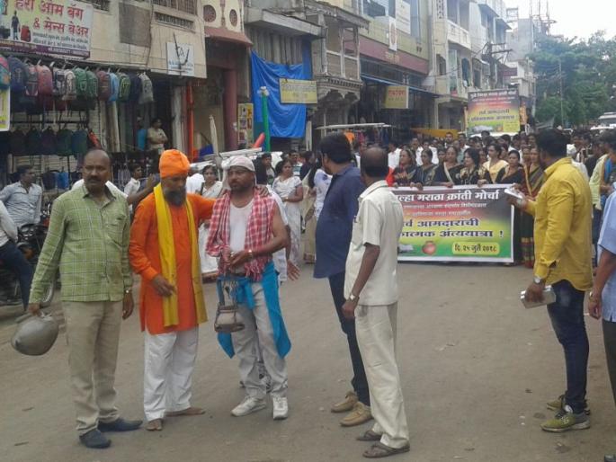 One tried to jump over the office of Dhule District Collector | धुळे जिल्हाधिकारी कार्यालयावरून उडी मारण्याचा एकाचा प्रयत्न One tried to jump over the office of Dhule District Collector | धुळे जिल्हाधिकारी कार्यालयावरून उडी मारण्याचा एकाचा प्रयत्न