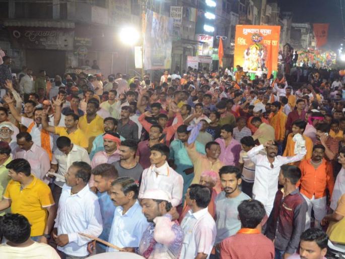 After 14 hours in Dhule, 'Shree's immersion rally' concludes | धुळ्यात १४ तासानंतर ‘श्रीं’च्या विसर्जन मिरवणुकीची सांगता After 14 hours in Dhule, 'Shree's immersion rally' concludes | धुळ्यात १४ तासानंतर ‘श्रीं’च्या विसर्जन मिरवणुकीची सांगता