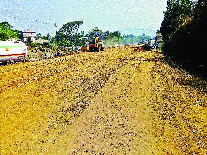 The highway crossing work was overwhelming but the citizens were shocked by the hassle of dust |  महामार्ग चौपदरीकरणाचे काम जोरात पण धुळीच्या त्रासाने नागरिक हैराण