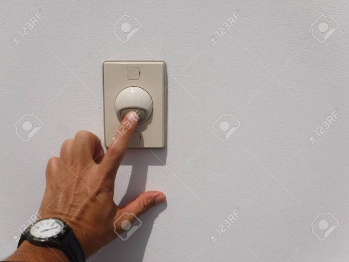 Knife attack from ringing the house bell | घराची बेल वाजविण्यावरून चाकूने हल्ला Knife attack from ringing the house bell | घराची बेल वाजविण्यावरून चाकूने हल्ला