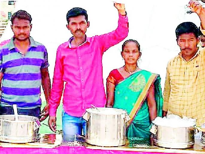 Many people get rich in food for 10 rupees | १० रूपयातील भोजनाने अनेकजण होतात तृप्त Many people get rich in food for 10 rupees | १० रूपयातील भोजनाने अनेकजण होतात तृप्त