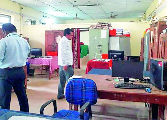 The tahsil is governed by the wind | तहसीलचा कारभार वाऱ्यावर