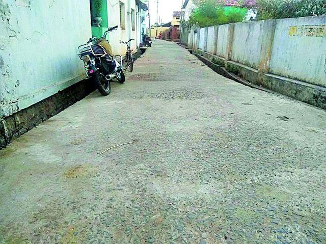 The roads in Armory were shuffled in the short run | आरमोरीतील रस्ते अल्पावधीतच उखडले